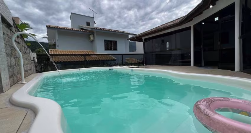 Casa à venda, no Bairro Pedra Branca, Palhoça-SC, com 4 quartos, sendo 1 suíte, com 2 vagas