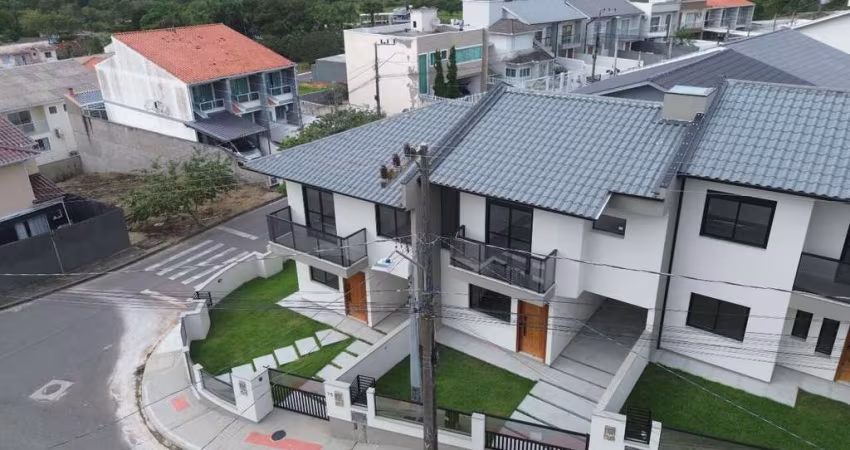 Sobrado à venda, no Bairro Potecas, São José-SC, com 3 quartos, sendo 1 suíte, com 2 vagas