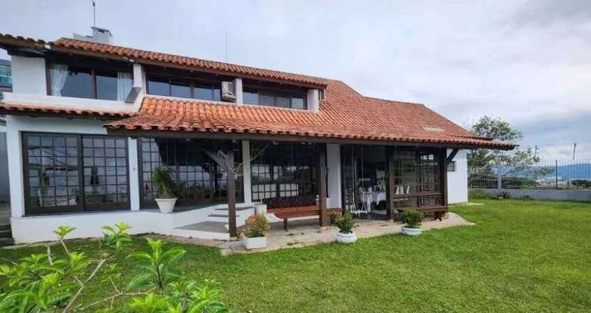 Casa em Condomínio à venda, no Bairro Bosque das Mansões, São José-SC, com 4 quartos, sendo 1 suíte, com 4 vagas