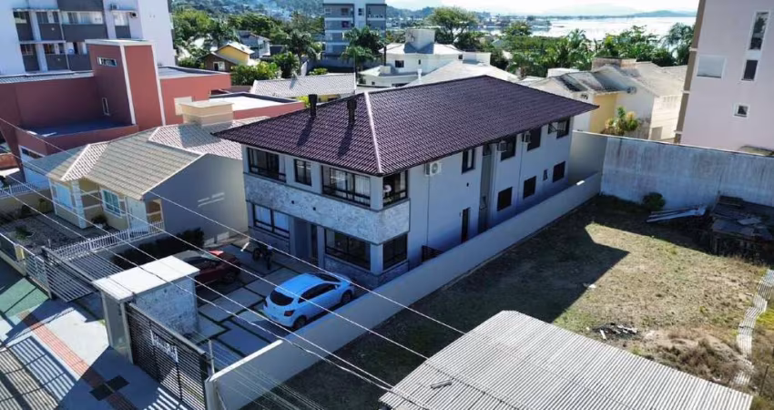 Apartamento à venda, no Bairro Praia de Fora, Palhoça-SC, com 3 quartos, sendo 1 suíte, com 2 vagas