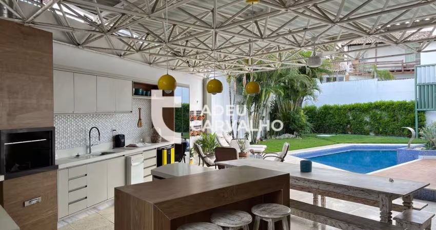 Casa Alto Padrão em Vilas do Atlântico com 4 suítes, espaço gourmet, piscina