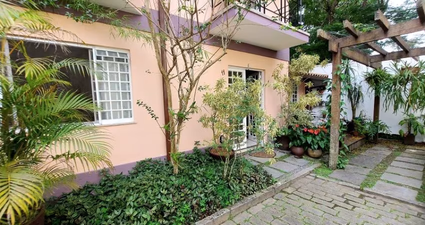 Linda casa em condomínio Maria Paula