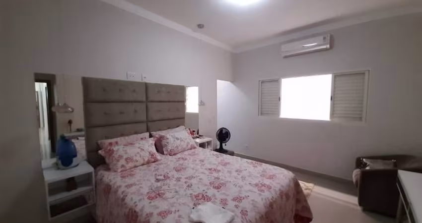 Casa com 3 Quartos, 2 Banheiros e 2 Vagas – Excelente Localização!