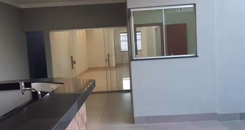 Casa com 3 Quartos, 2 Banheiros e 2 Vagas – Excelente Localização!