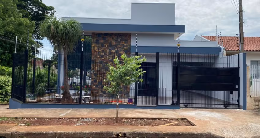 Linda casa , recém reformada no bairro mais tranquilo de Maringa !