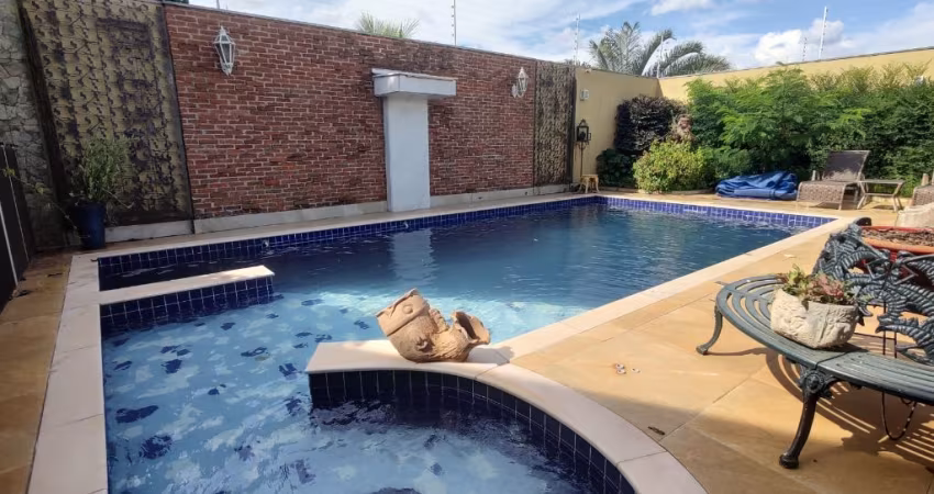 Casa com piscina no Jardim Monções