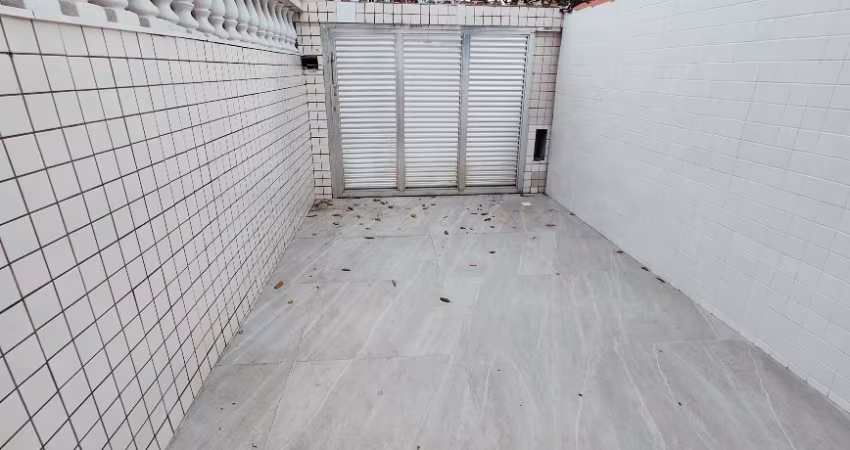 ALUGUEL DE CASA TÉRREA TODA REFORMADA DE 120m2 COM 2 SUÍTES E 1 VAGA DE VEÍCULO NO BAIRRO DO BOQUEIRÃO EM SANTOS-SP