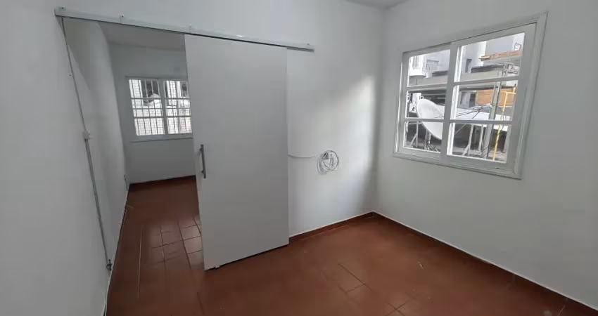 Aluguel de kitnet ( 3x caução ) com divisória de 38m2 na quadra da praia,  com área de serviço e vaga de garagem insuficiente na ponta da praia em santos-sp