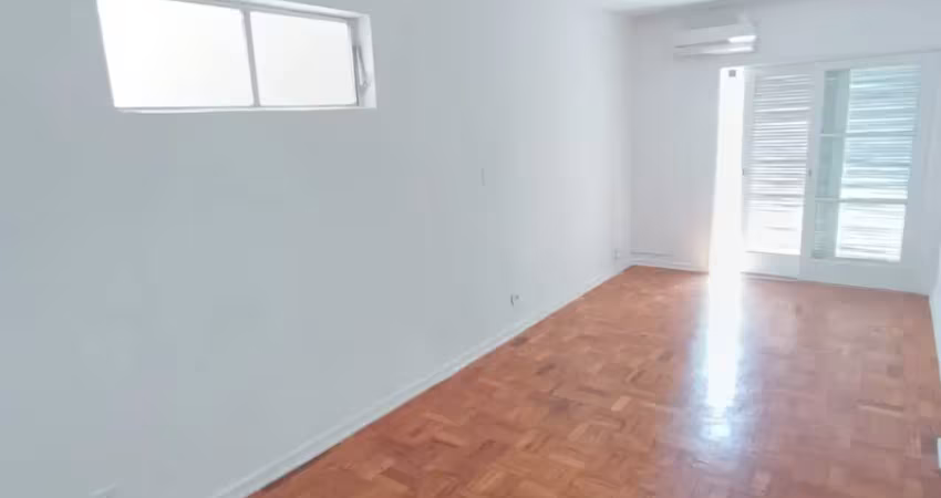 Venda de sala living de 40m2 de frente com varanda  e vista livre , ( vaga insuficiente ) no bairro do gonzaga em santos-sp