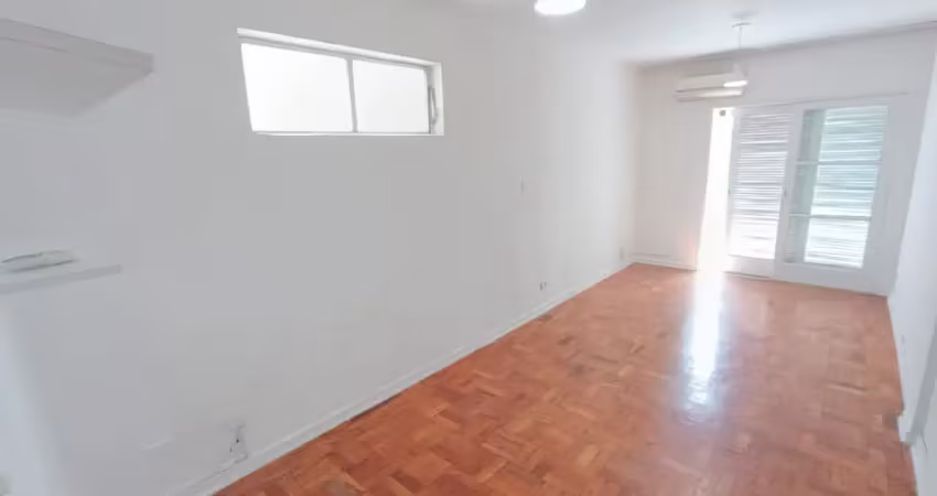 Venda de sala living de 40m2 de frente com varanda  e vista livre , ( vaga insuficiente ) no bairro do gonzaga em santos-sp