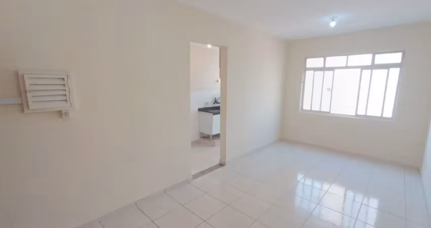 Aluguel de sala living  de 36m2 reformada , 1 banheiro e 1 vaga coletiva insuficiente a 30m da praia do  embaré em santos-sp