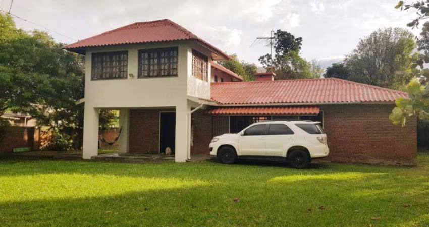 Casa 4 Dormitórios à venda no Bairro CAPÃO NOVO - 3 vagas de garagem