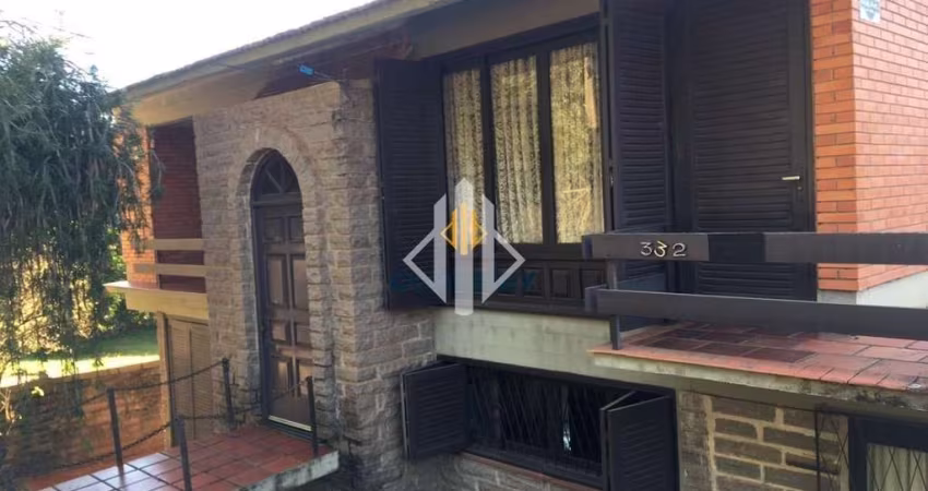 Contalex Vende Casa Bairro Centro, proximo a Av. Patria. Construção sólida, e amplas dependencias, com ótimo terreno e arborização.
