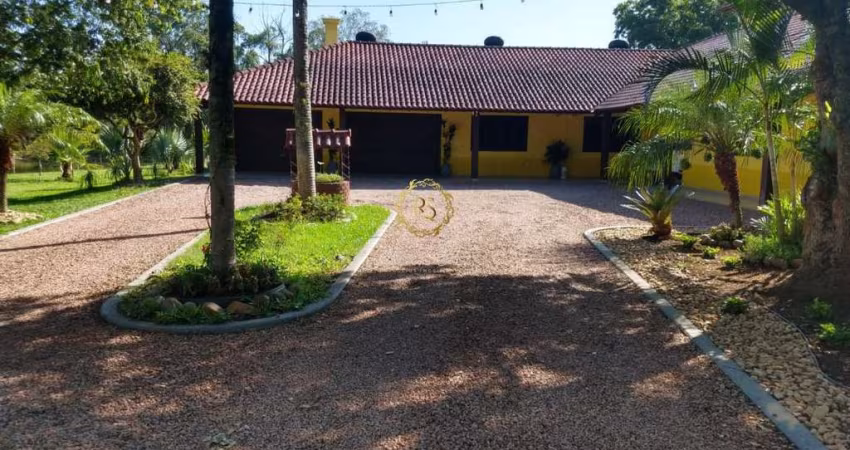 SITIO COM 2 CASAS, 5 QUARTOS/DORMITÓRIOS, QUIOSQUE COM PISCINA