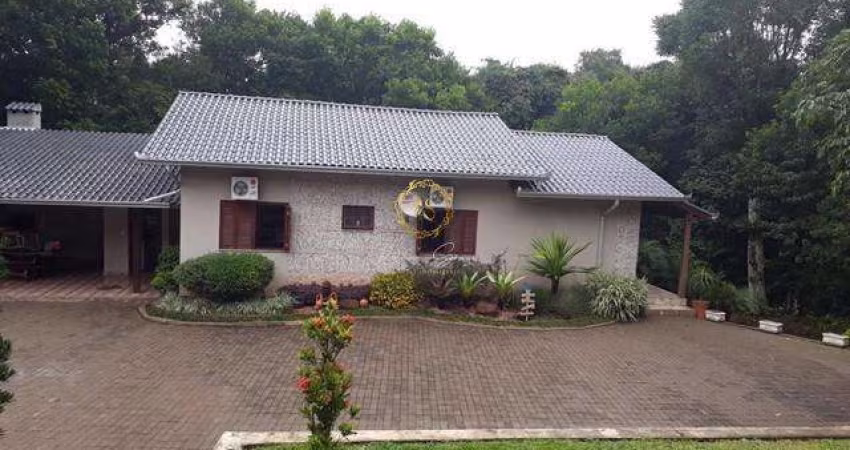 Linda Casa com 4 dormitórios, piscina e quiosque.