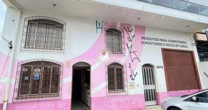 Loja / Ponto Comercial Amplo De 432 m², Possui 2 Banheiros, Mezanino e Estaciona