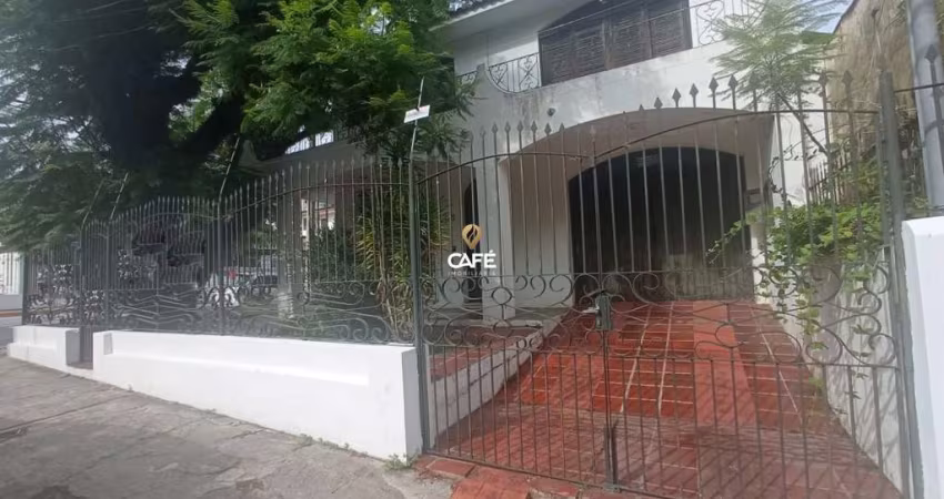 Casa Comercial Ampla De 300 m², Possui 4 Salas, 4 Banheiros, Cozinha, Área de Se