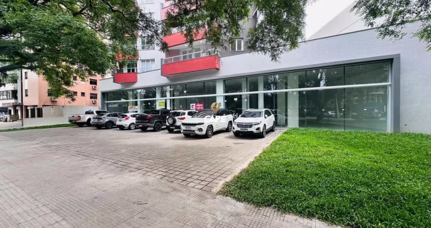 Ampla loja comercial com 591m² privativos e mais de 30m de vitrine para uma das