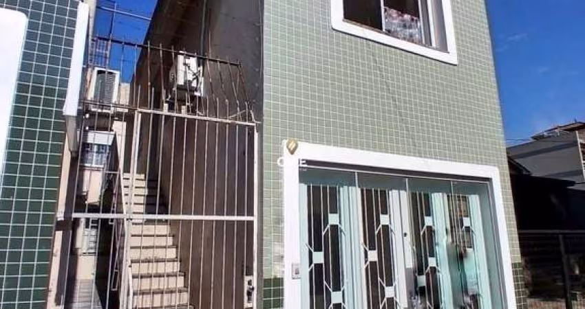 Apartamento Central De 1 Dormitório, Sala de Estar, Banheiro Social e Cozinha.