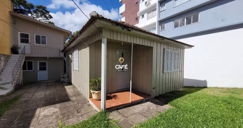 Casa 3 Dormitórios, Cozinha, Banheiro Social, Vaga de Garagem, Bairro Lourdes.