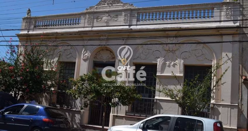 Casa com 2 dormitórios e garagem.