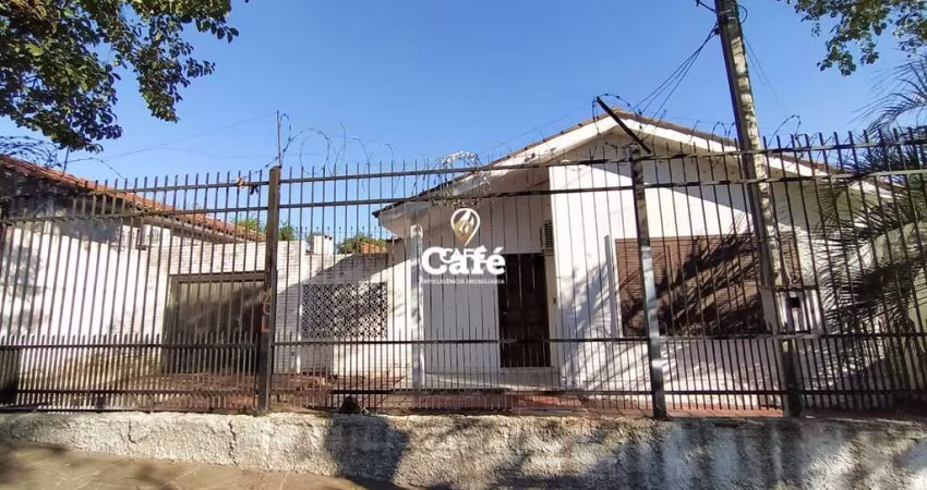 Casa de 3 dormitórios e com pátio.