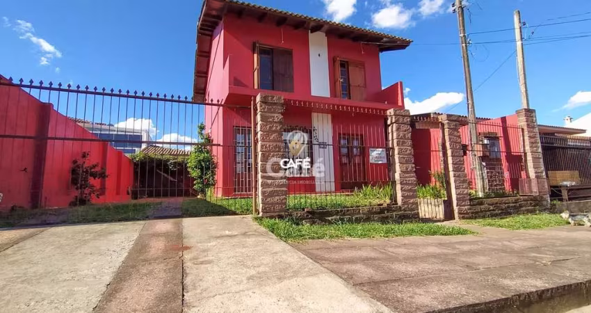 Sobrado, 5 dormitórios, 3 banheiros e sacada.