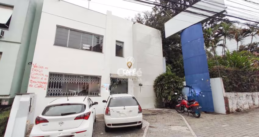 Amplo prédio comercial no centro com várias salas internas - Santa Maria/RS