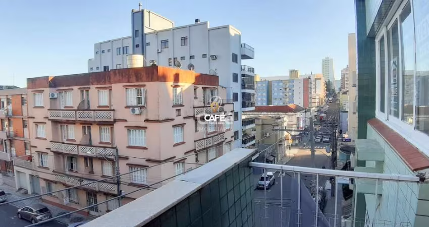 Amplo apartamento central com 3 dormitórios, mais dependência, sala com 2 ambien