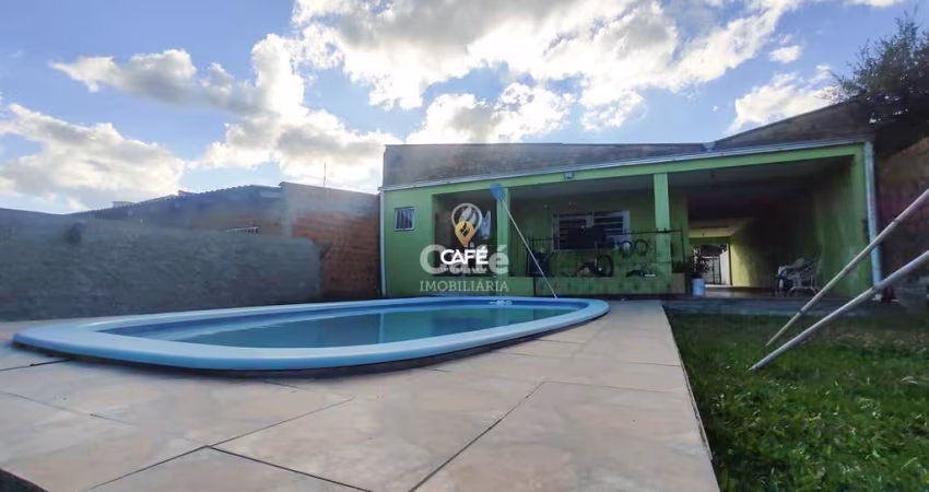 Casa com 03 dormitórios em bairro tranquilo possui piscina e vaga para 03 veícul