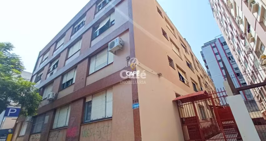 Apartamento Central de 3 Dormitórios, Sala Ampla, 2 Banheiros, Dependência de Em