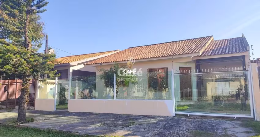 Casa térrea seminova com 2 dormitórios, 2 banheiros, 4 garagens e uma linda área