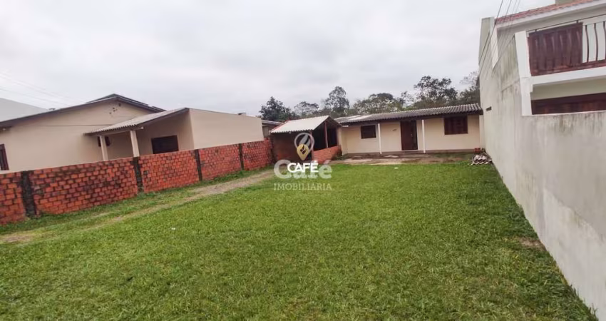 Casa com 03 dormitórios e amplo terreno no residencial Lopes.