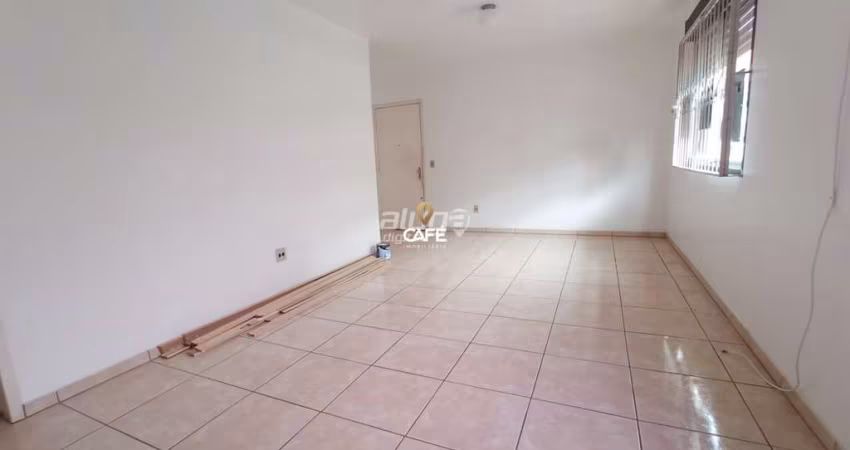 Apartamento térreo com 3 dormitórios e garagem.
