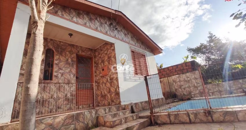 Casa com três dormitórios, garagem, com Pátio FINANCIÁVEL!