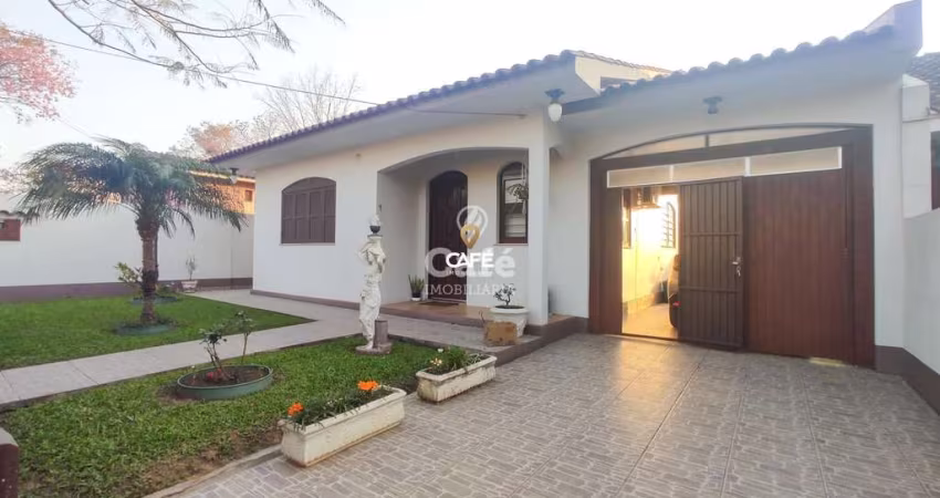 Casa térrea com 2 dormitórios, sendo uma suíte, excelente pátio com 2 garagens e