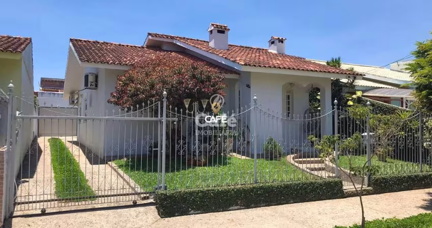 Casa semi mobiliada com 3 dormitórios, sendo uma suíte, lareira, área gourmet co