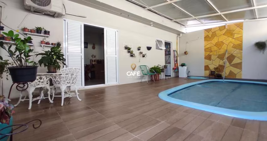 Linda casa com 3 dormitórios, 2 vagas com piscina.