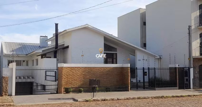 Casa alto padrão, quatro dormitórios, uma suíte, três banheiros, seis vagas de g