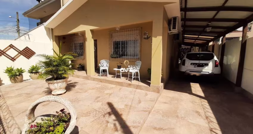 Casa de 03 dormitórios sendo 01 suíte , pátio , piscina e 3 vagas de garagem