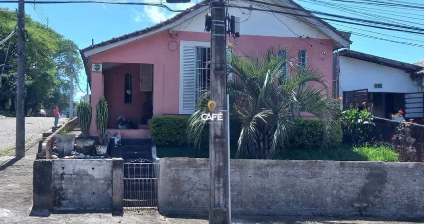 Casa Ampla no Bairro JK de 3 Dormitórios, (2) Salas, (2) Banheiros, Cozinha, Áre