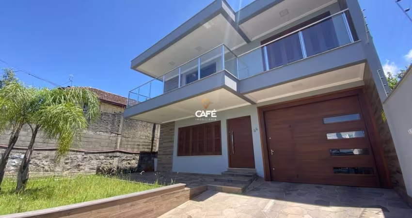 Casa com 3 dormitórios , extenso pátio com piscina.