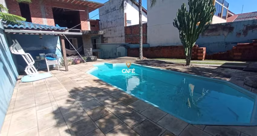 Casa Ampla De 148 m², Possui 2 Dormitórios, Sala de Estar, Banheiro Social, Cozi