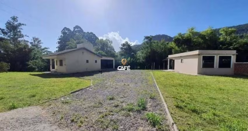 Chácara De Meio Hectare, Possui 2 Casas, Localizada No Distrito De Pains.