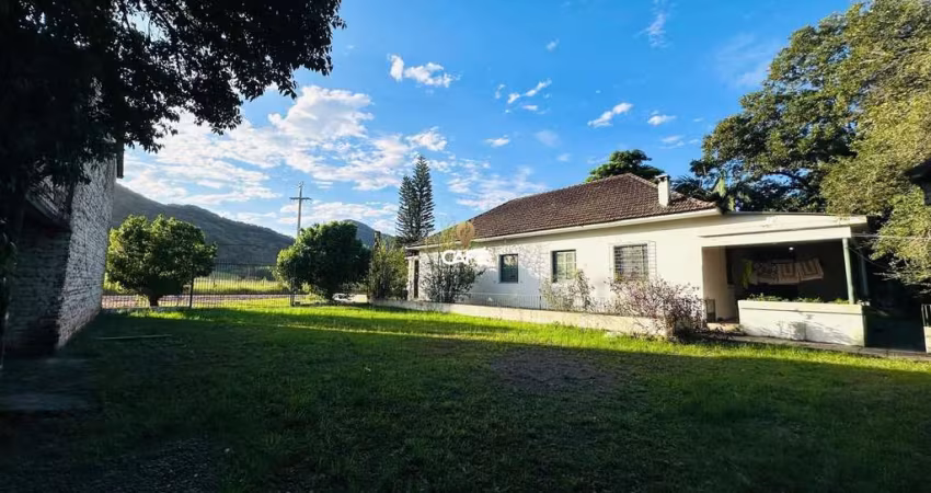 Residência e pavilhão com muita natureza próximo a UFSM