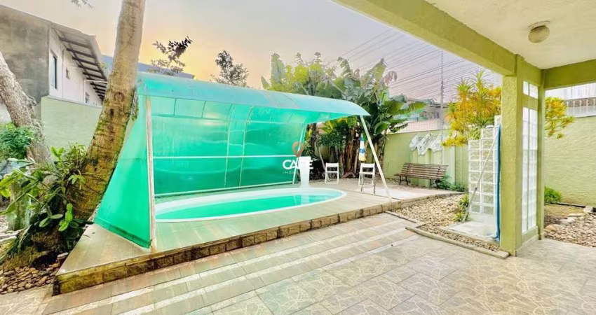 Casa com 2 suítes + 1 dormitório, garagem p/ dois carros. Bairro São Vicente, em