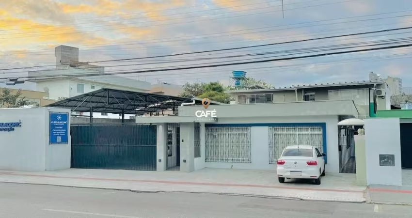 Casa central em Itajaí! Locada para empresa!