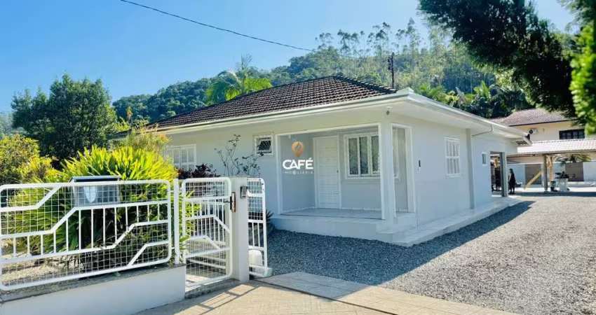 Linda casa em Nova Trento com 2 suítes + 2 dormitórios, piscina e vaga de garage