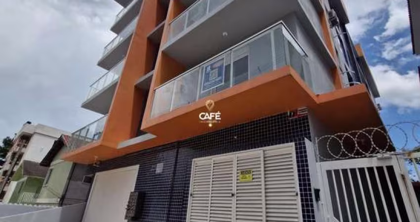 Apartamento de 02 dormitórios, sacada com churrasqueira, 01 vaga de garagem