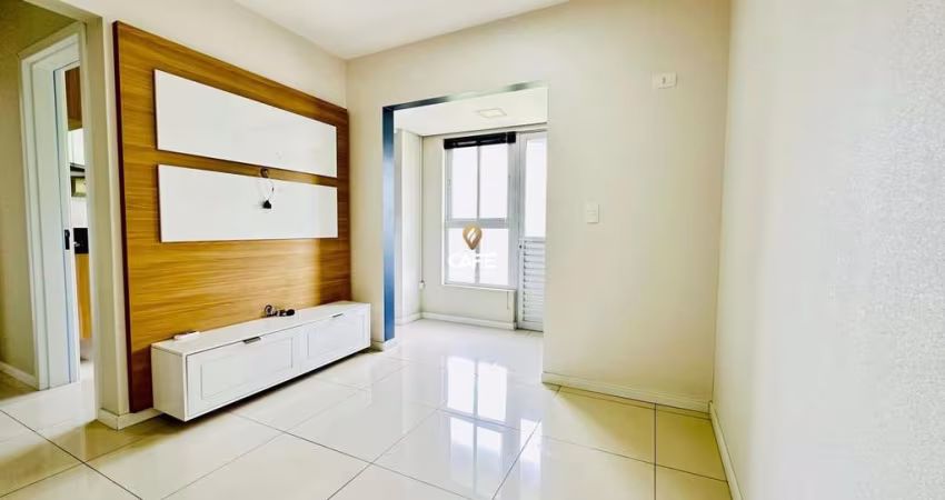 Amplo apartamento novo de 1 dormitório, semi mobiliado e com garagem.